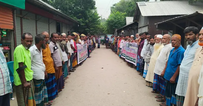 মানববন্ধন ও বিক্ষোভ কর্মসূচি পালন করেছেন ভুক্তভোগী কৃষক ও স্থানীয় গ্রামবাসী